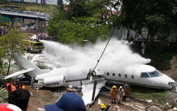 Honduras’ın başkenti Tegucigalpa’daki Toncontin Uluslararası Havalimanı’na inişe geçen özel jet ikiye ayrıldı