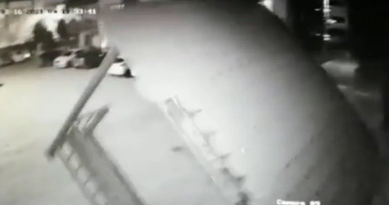 İzmir’deki fırtına dehşeti: Sitenin kamelyası havaya uçtu