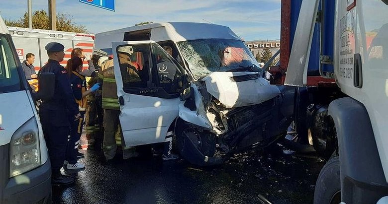 İzmir’deki feci kazada 6 cezaevi personeli yaralandı