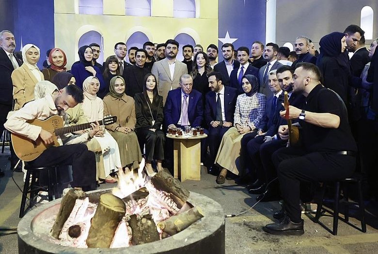 Başkan Erdoğan İstanbul İl Başkanlığı önünde gençlerle bir araya geldi