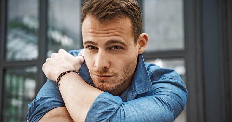 Kerem Bursin eski sevgilisi Serenay Sarıkaya’ya benzeyen fenomen Duygu Özaslan’la aşk yaşadı