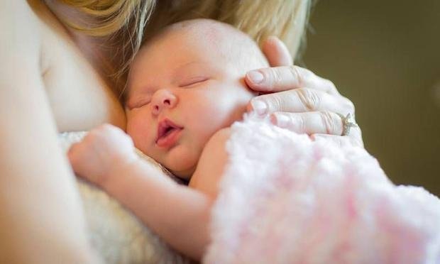 Emzirmek bebekleri ani ölümden koruyor