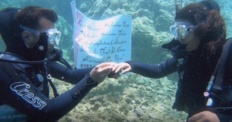 Balıkesir’de su altında evlilik teklifi!
