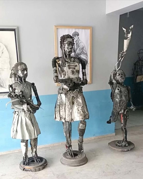 Atık malzemeleri dönüştürüp sanat eseri ortaya çıkardı!