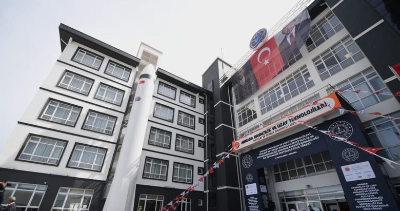 Bakan Özer açıkladı! Özdemir Bayraktar’ın adı Türkiye’nin ilk uzay ve havacılık lisesinde yaşatılacak