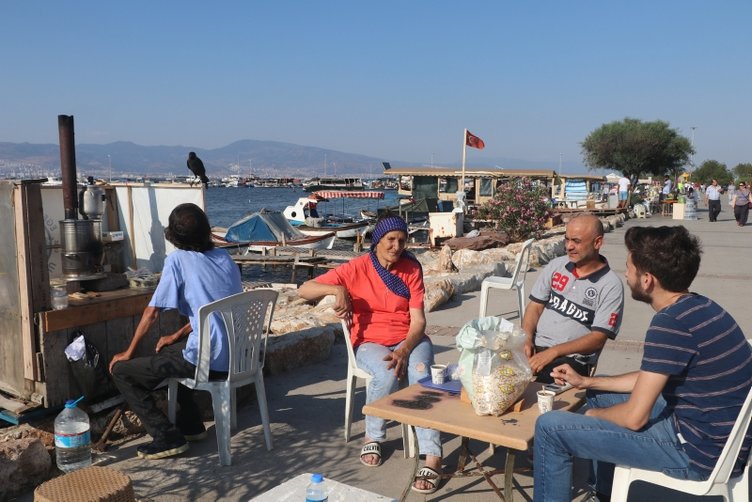 İzmir’de onları gören telefonuna sarılıyor! Çay tezgahında ’karga’yla servis ilgi odağı oldu