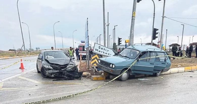 Otomobiller çarpıştı: 2 ölü 8 yaralı