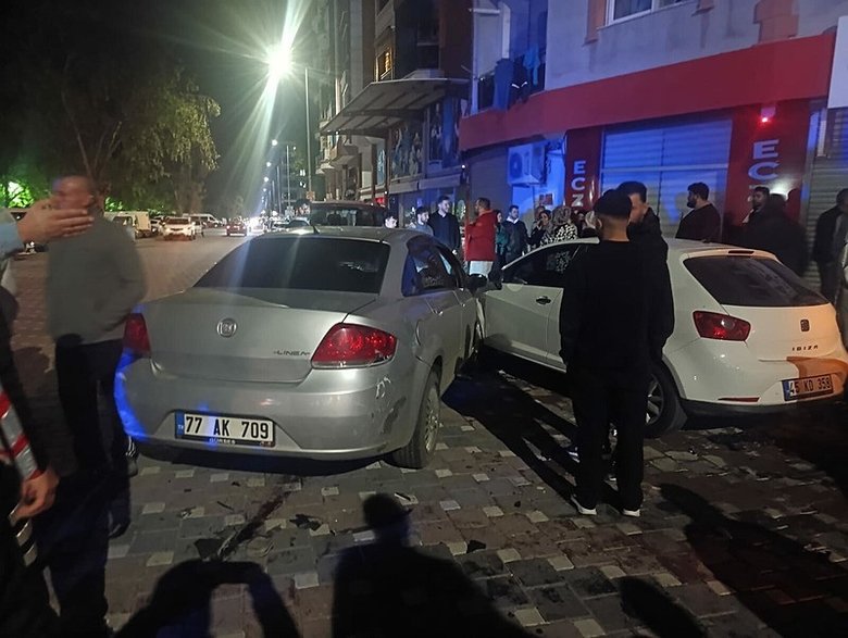 Manisa’da feci kaza! Savrulup duran araca çarptılar