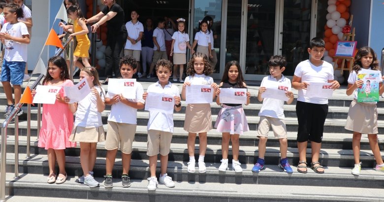 İzmir’de öğrenciler karnelerini aldı