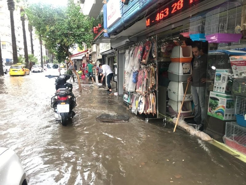 İzmir’de sağanak yağış! Cadde ve sokaklar göle döndü