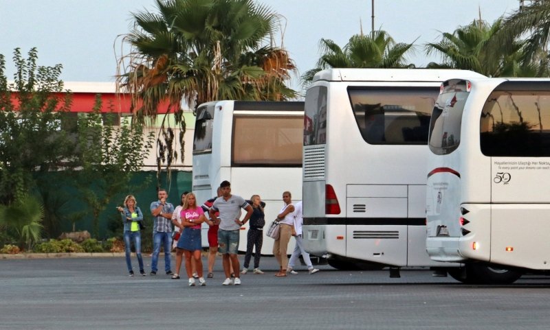 Rus turistleri taşıyan midibüse TIR çarptı