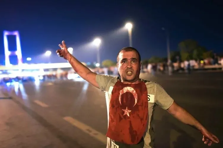 turkiyenin-en-uzun-gecesi-22-saatte-puskurtuldu-iste-15-temmuz-destani-1784100966706.jpeg