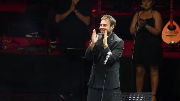 Usta sanatçı Kayahan AKM’de şarkılarıyla anıldı