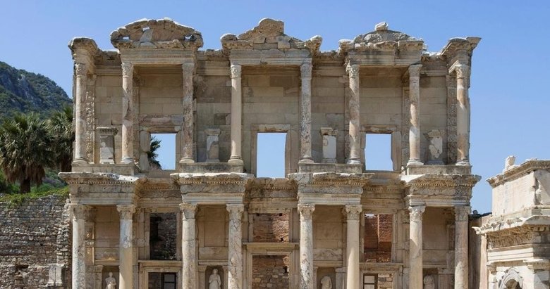 Efes’e turist akını! İlk 10 ayda 2 milyona yakın ziyaretçi