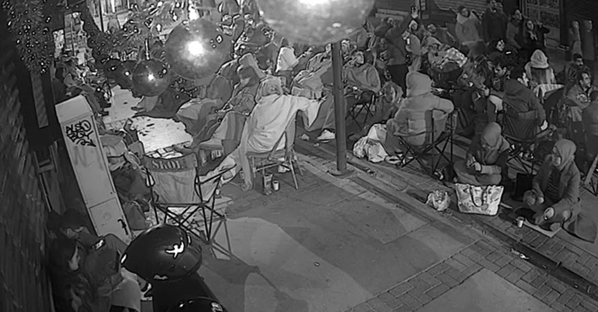 İzmir'de indirim nöbeti! Battaniyesini alan oraya koştu