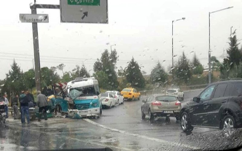 İzmirde yolcu minibüsü bariyere çarptı: 3 yaralı