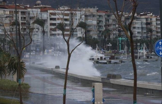 İzmir’de bugün hava nasıl olacak? Meteoroloji’den rüzgar ve fırtına uyarısı | 1 Ocak hava durumu