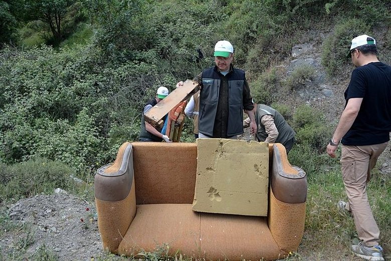 Orman temizliğinde çöplerin arasından çıkanlar ’pes’ dedirtti