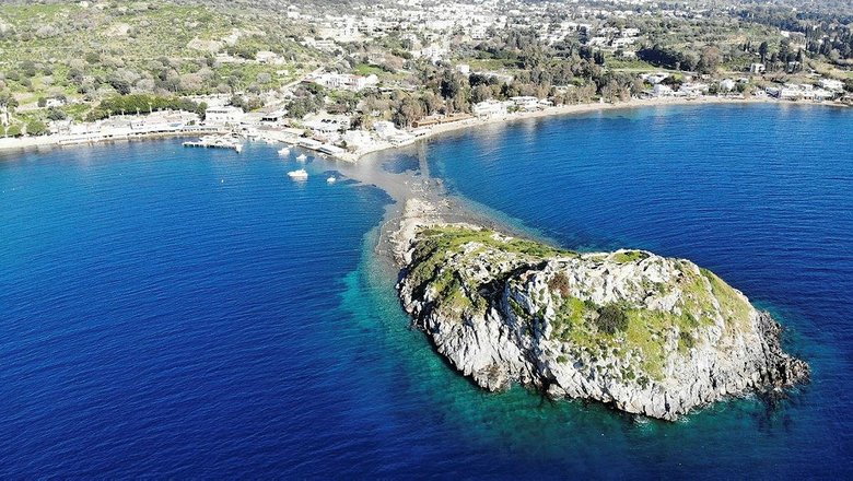 Bodrum’da sular çekildi, adaya yürüyerek geçtiler! Tedirgin eden görüntü