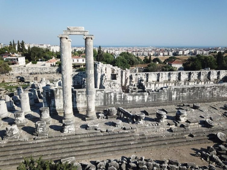 Dünyanın ilk kehanet merkezi Apollon Tapınağı 2 bin 600 yıllık görkemli tarihiyle görenleri büyülüyor!