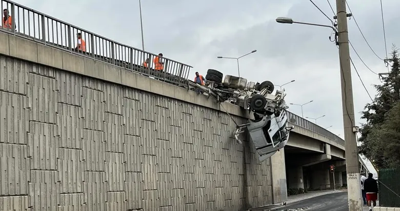 İzmir’de yağmur nedeniyle kontrolden çıktı viyadükte asılı kaldı