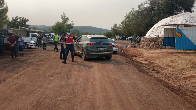 Yangın bölgesine giden yollarda jandarma denetimi