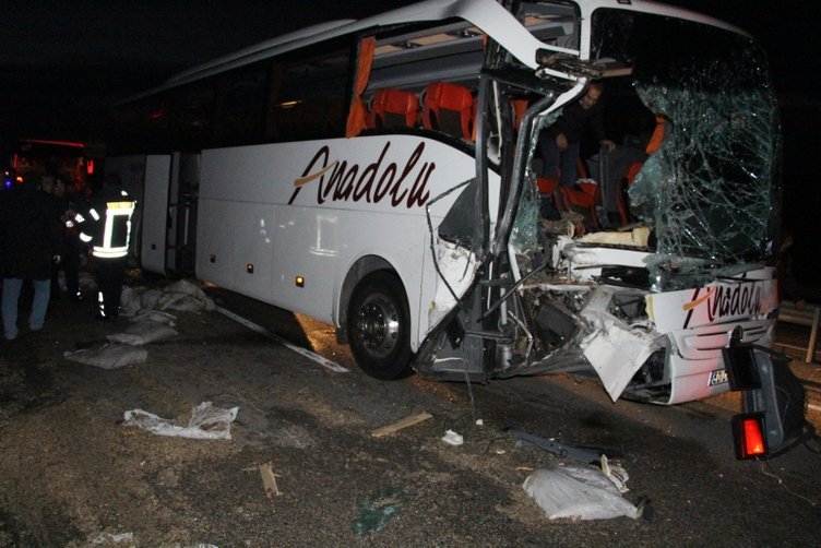 Manisa’da feci kaza! Yolcu otobüsü tıra çarptı