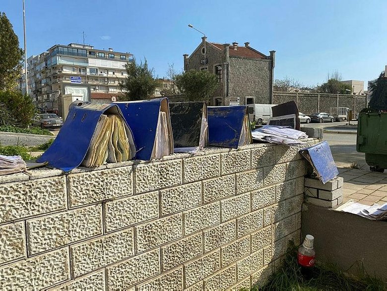 İzmir’de sel felaketi nedeniyle kısıtlamadan muaf tutulan esnaf temizliğe devam etti