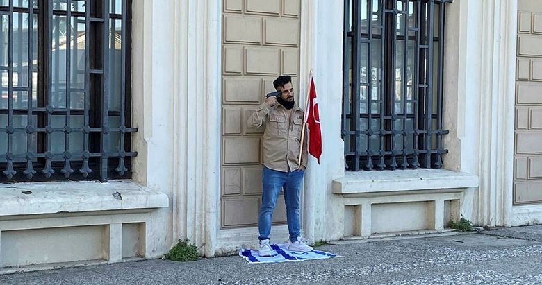 İsrail bayrağına basıp başına silah dayadı