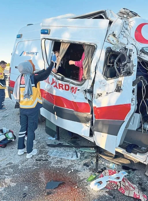 kutahyada-ambulans-tira-carpti-hasta-oldu-1782324941809.jpeg