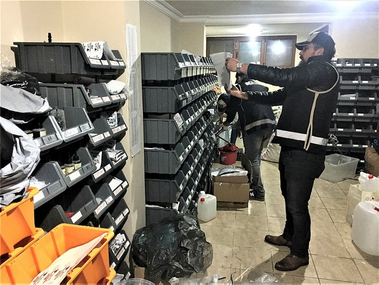 İzmir’de operasyon! Villayı elektronik sigara imalathanesine çevirmişler