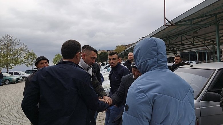 manisada-klasik-arac-tutkunlari-siraya-girdi-yarim-asirlik-aracin-fiyati-1777821574261.jpeg