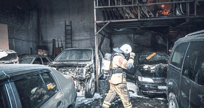 İzmir’de oto tamirci deposunda çıkan yangın söndürüldü