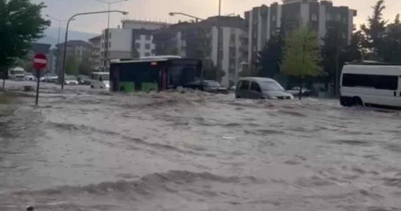 Denizli’de yollar göle döndü, toprak kaydı, sürücüler zor anlar yaşadı
