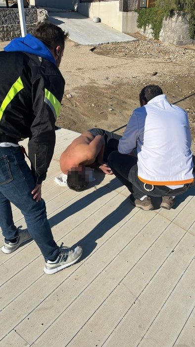 Muğla’da ilginç olay! Ayağına bağladığı kum torbasıyla denize atladı