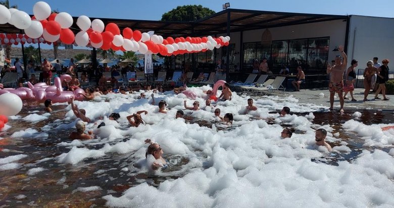 Turistler havuz başında köpük partisiyle doyasıya eğlendi