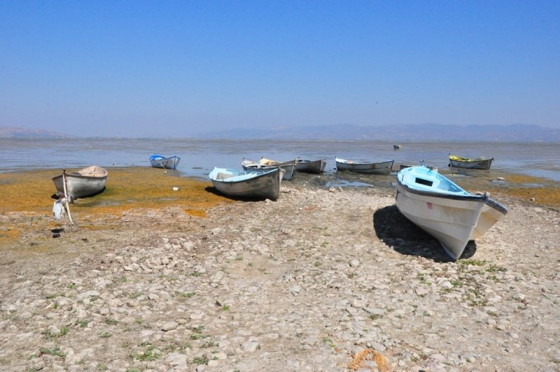 Marmara Gölü’nde su 500 metre çekildi, derinlik 1 metreye düştü