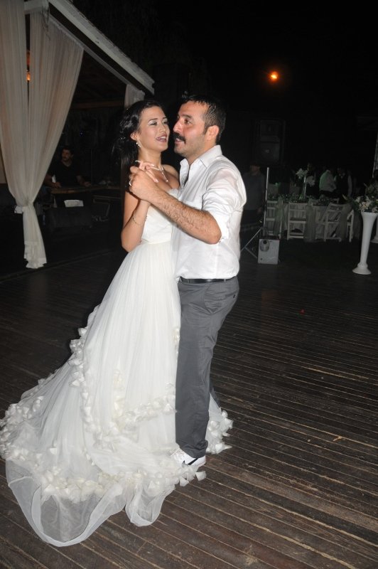 Mustafa Üstündağ eski eşi Ecem Özkaya’yı kıskandı terör estirdi!