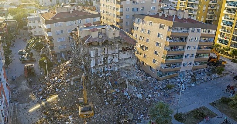 İzmir’deki depremde yıkılan binalarla ilgili 22 gözaltı kararı
