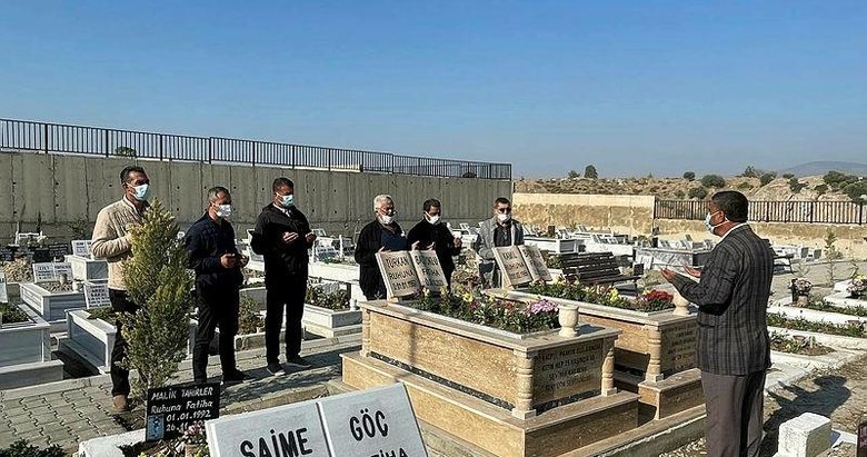 İzmir depreminde hayatını kaybedenler mezarları başında anılıyor