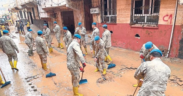 Mehmetçik ‘çamur’ mesaisinde