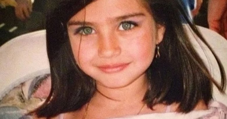 Çocukluk fotoğrafı ortaya çıktı! Görenler hayran kaldı: Güzelliği doğuştan! Tanıyabildiniz mi?