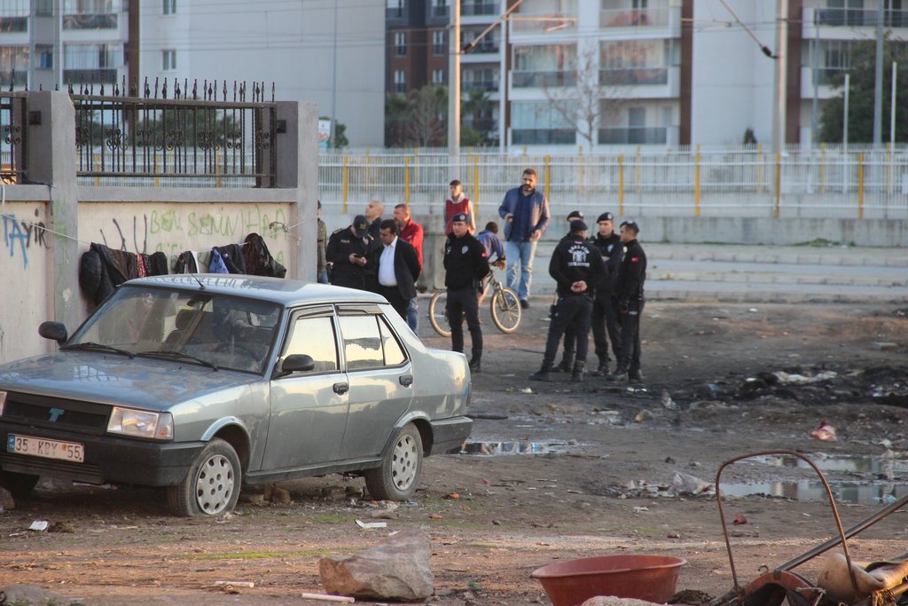 İzmir’de korku dolu anlar! Sokakta çatıştılar