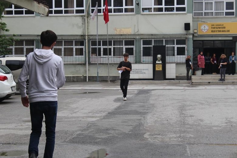 İzmir’de ilginç anlar! Unutkan adayın yardımına başka bir adayın velisi koştu