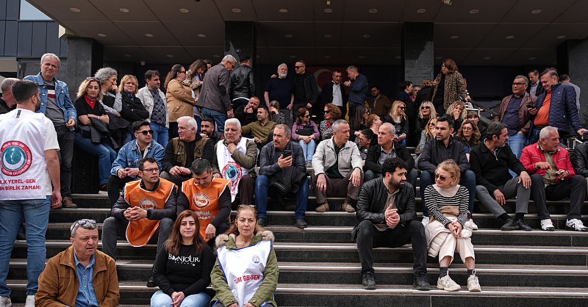 İzmir'de skandal bitmiyor! CHP'li 2 belediyede de ödeme alamayan işçiler işi bıraktı
