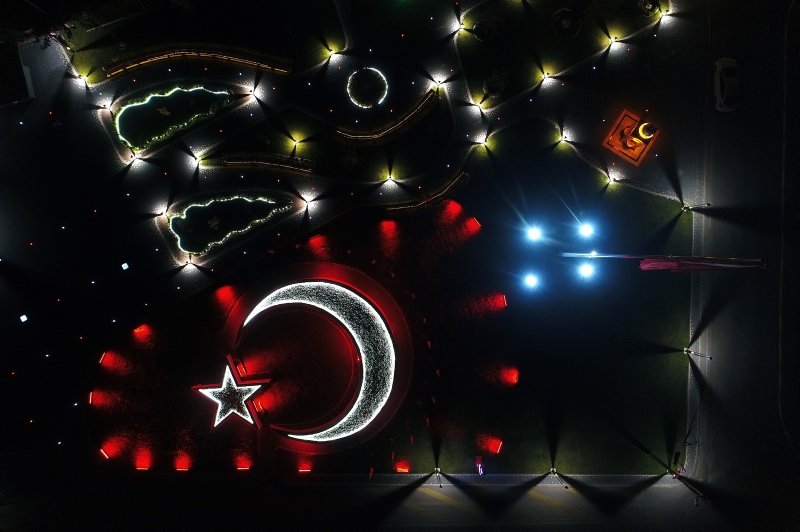 Balıkesir’ de al bayrağın rengini gece karanlığıyla bütünleştiren 15 Temmuz anıtı