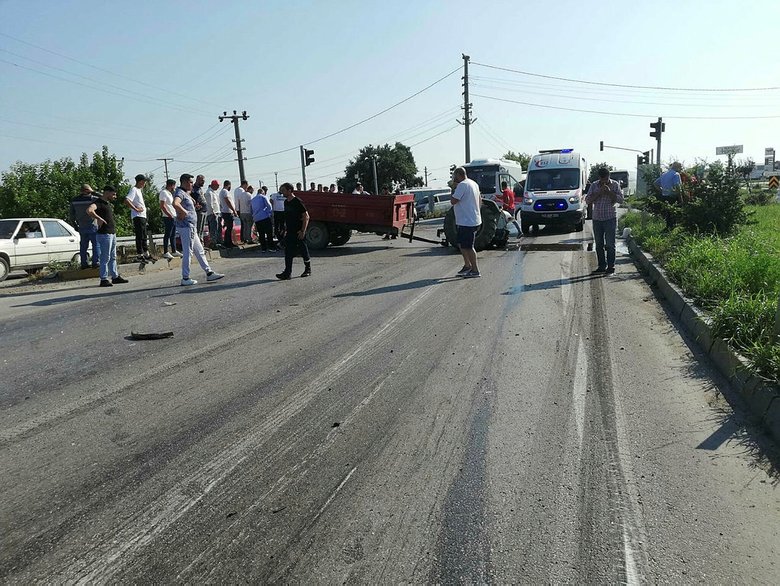 Akhisar'da işçi servisi ile traktör çarpıştı: 1 ölü, 10 yaralı