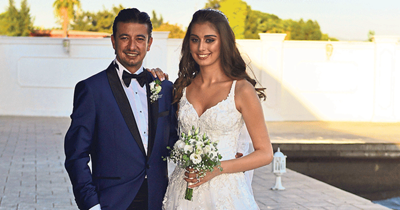 Nikah masasında mutlu bir çift