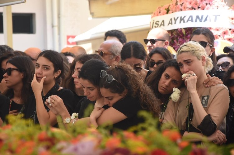 İzmir’i yasa boğmuştu! Genç yaşta ölen Derin Erpulat gözyaşlarıyla uğurlandı