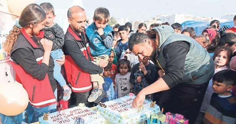 Çadır kentte ikizlere sürpriz doğum günü